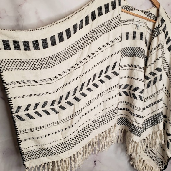 AMERICAN EAGLE Knitted Boho Fringe Hem Poncho Boho Sweater OS - Picture 4 of 8